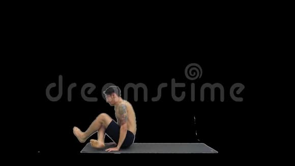 练习瑜伽伸展躯干阿尔法通道视频的预览图