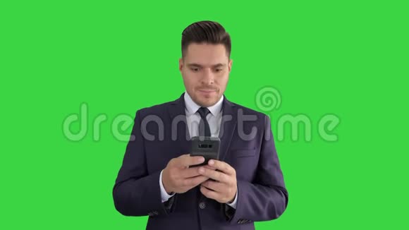 商人看着智能手机与惊喜的表情在绿色屏幕Chroma键视频的预览图