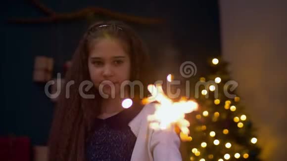 可爱的女孩带着火花庆祝圣诞节视频的预览图