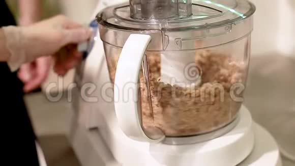 厨师在厨房的搅拌机里煮坚果视频的预览图