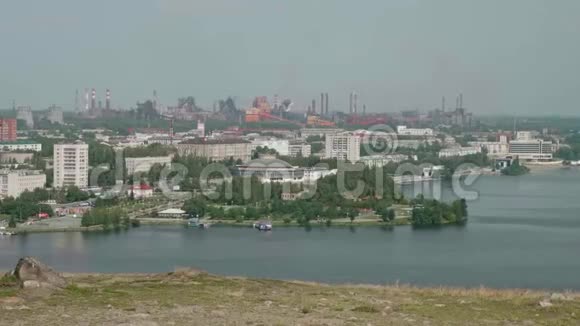 尼兹尼塔吉尔及其水库建筑和新的冶金厂的景观视频的预览图