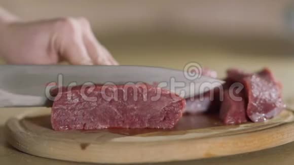 用慢动作把红肉切成块视频的预览图