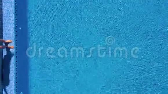 从顶部看一个人站在游泳池的边缘潜水在水下游泳视频的预览图