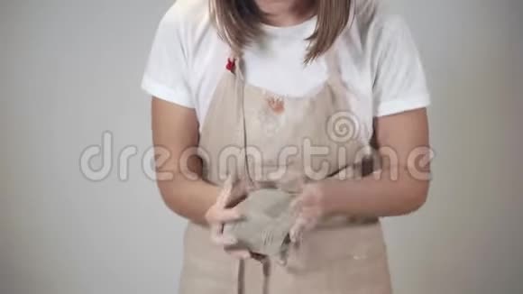 在她的车间工作的女陶工视频的预览图