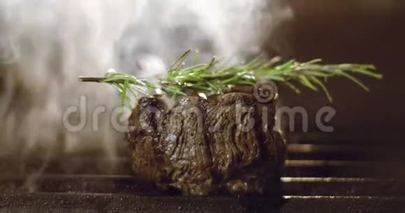 用猪肉牛肉或任何红肉在餐厅的电烤架上准备牛排视频的预览图