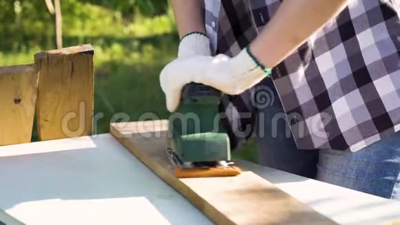 手工女用电动砂光机打磨木板视频的预览图