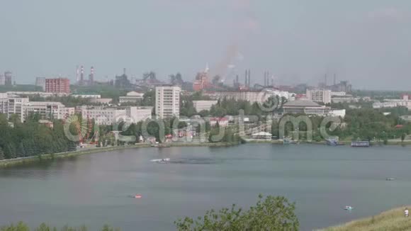 尼兹尼塔吉尔及其水库建筑和新的冶金厂的景观视频的预览图