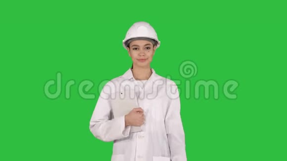 女医生工程师用数字平板电脑在绿色屏幕上行走Chroma键视频的预览图