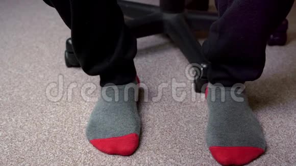 穿着浅棕色地毯的红灰色袜子视频的预览图