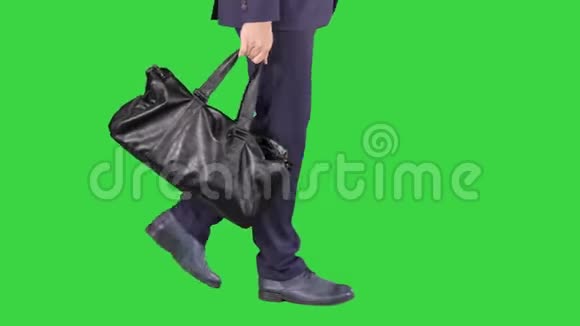 忙碌的人拿着皮袋走在绿色屏幕上Chroma键视频的预览图