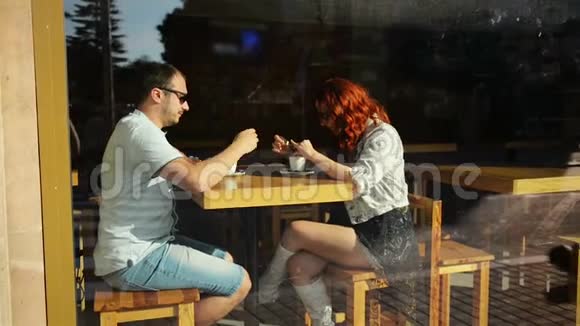 幸福的夫妇在咖啡馆里有一个浪漫的约会他们互相牵着的手它看起来很可爱视频的预览图