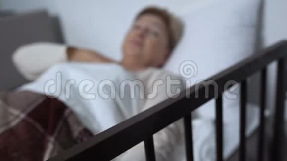 生病的女人突然开始窒息按下护士呼叫按钮服务视频的预览图