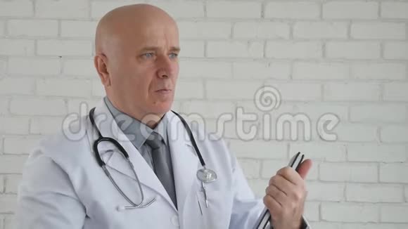 严肃医生在议程中书写医学笔记的慢动作视频的预览图
