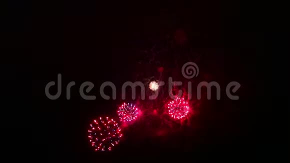 江面夜空中五颜六色的烟花气球在水中倒影视频的预览图