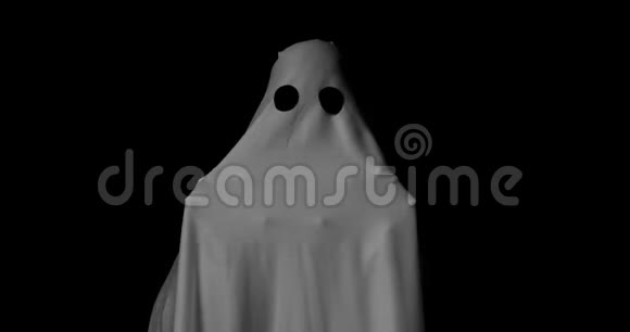 幽灵站在黑色的背景上视频的预览图