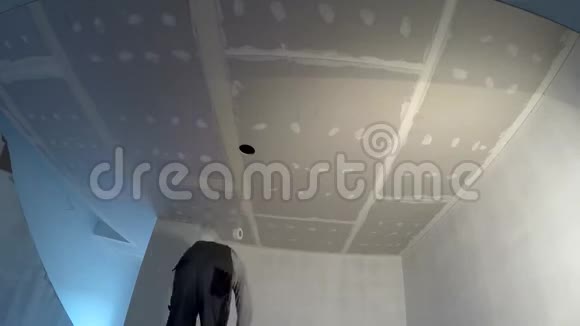一个人把天花板上的床单连接起来工人伸出手指时间推移视频的预览图
