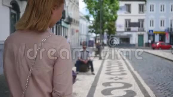 少女乐趣漫步欧洲老城区双腿侧景视频的预览图