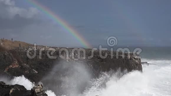 大西洋沿岸的海浪在缓慢的水中以彩虹的形式爆发视频的预览图