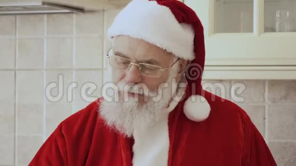 圣诞老人在厨房喝牛奶视频的预览图