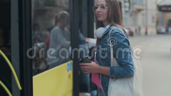 女人走进车站现代电车的门视频的预览图
