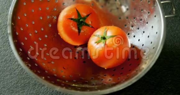平底锅里的番茄视频的预览图