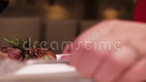 在餐厅用餐女人用刀叉割肉视频的预览图