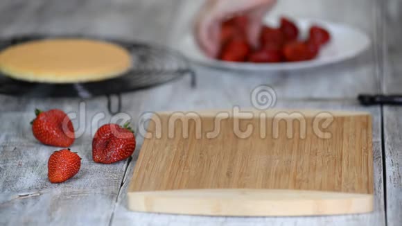 厨师手和刀切片新鲜草莓在木切割板上视频的预览图