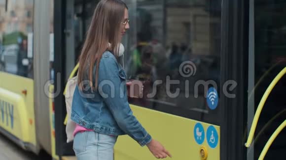女人走进车站现代电车的门视频的预览图