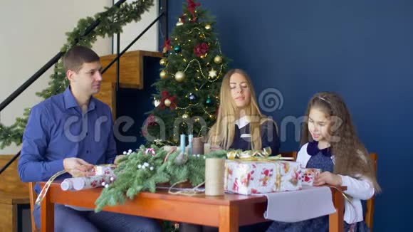 快乐的家庭在家包装圣诞礼物视频的预览图
