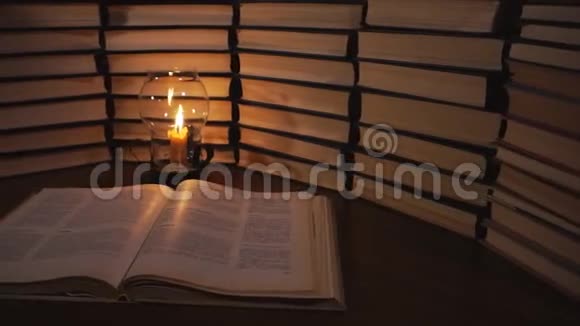 蜡烛和旧书视频的预览图