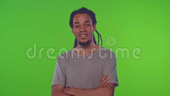 一个积极的深色皮肤的年轻人在绿色屏幕上显示OK的肖像视频的预览图