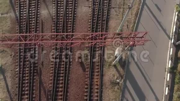 空的铁轨和铁轨基辅乌克兰空中景观视频的预览图