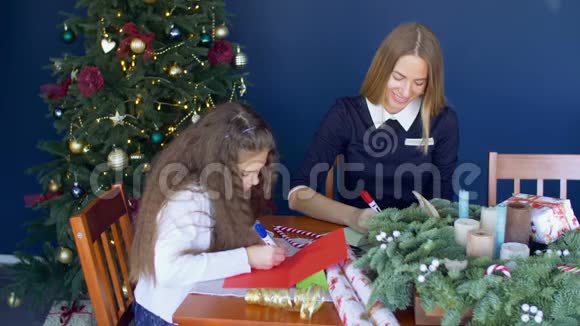 家庭写圣诞传统贺卡视频的预览图