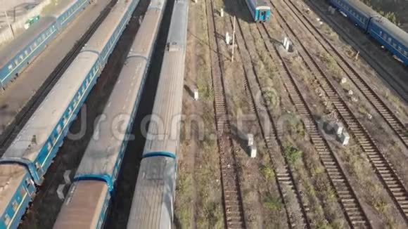火车站里的火车基辅乌克兰空中景观视频的预览图