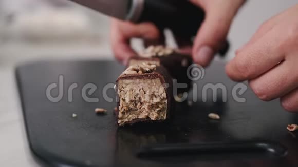 糖果师正在切一块巧克力上面有种子视频的预览图