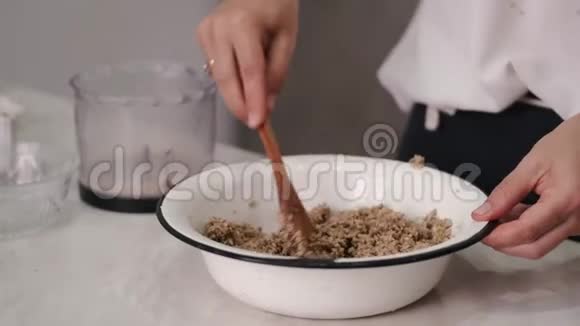 厨师正用木勺在碗里搅拌重物视频的预览图