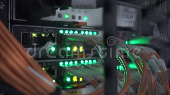 服务器机架中的许多电缆视频中包含闪烁视频的预览图