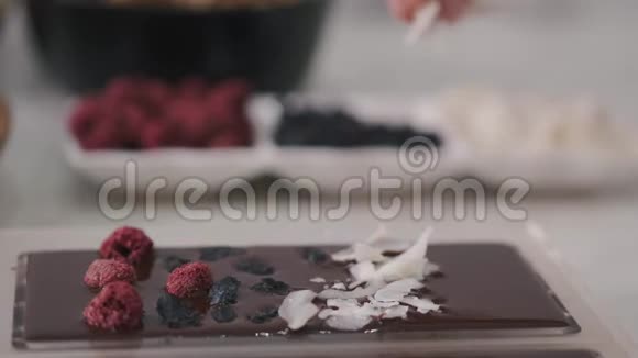 家庭主妇正在用浆果装饰巧克力视频的预览图