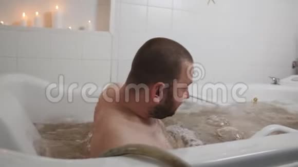 一个正在洗澡的男人正在接受物理治疗师的娱乐水疗喷水按摩放松享受快乐的人视频的预览图