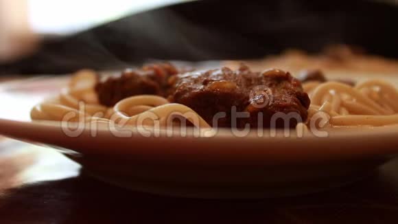 热蒸汽来自意大利现成的饭菜在咖啡馆或餐馆的桌子上放一盘肉的意大利面好好吃饭吧视频的预览图