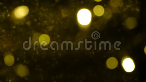 金色的闪光抽象模糊的圣诞浮动灯背景节日背景4K视频的预览图