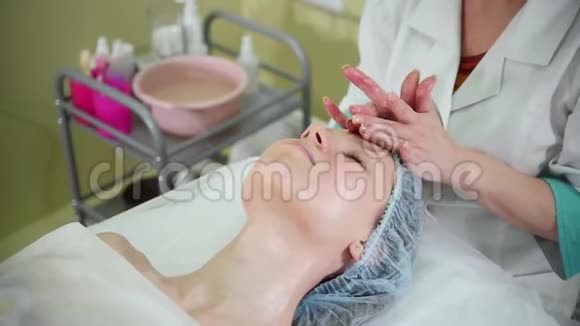 美容诊所面部按摩治疗按摩前额视频的预览图