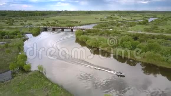 白色高速摩托艇人们沿河行驶视频的预览图