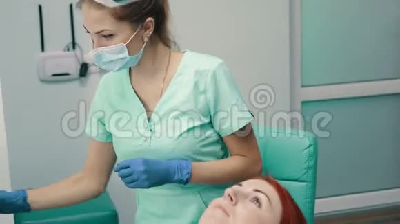年轻的女牙医准备手术视频的预览图