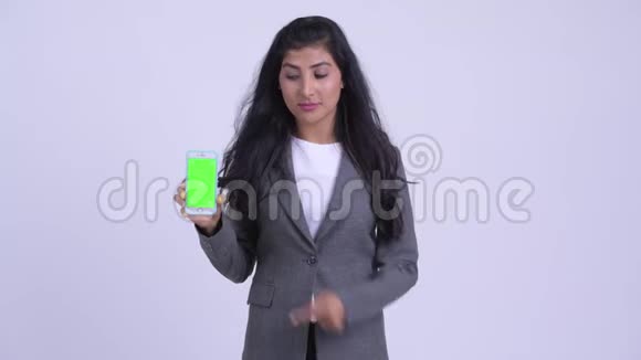年轻快乐的波斯女商人带着电话竖起大拇指视频的预览图