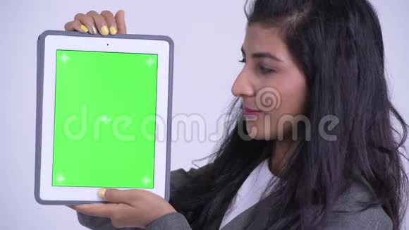 年轻快乐的波斯女商人展示数码平板电脑的脸视频的预览图