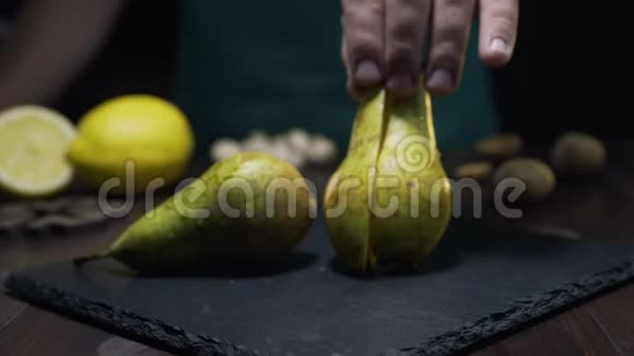 幻灯片放大镜头厨师取一块生的多汁梨新鲜水果水果沙拉的原料甜的维塔米斯全高清视频的预览图