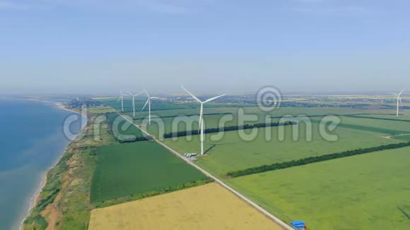 大片草地上的风力涡轮机的高视角视频的预览图