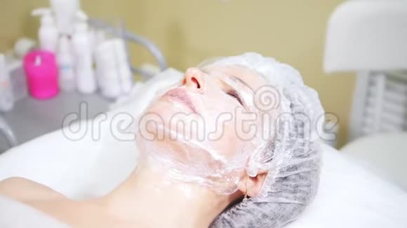 在美容诊所里一个戴着面具的女人正在做美容手术清洗面部的中间疗法视频的预览图