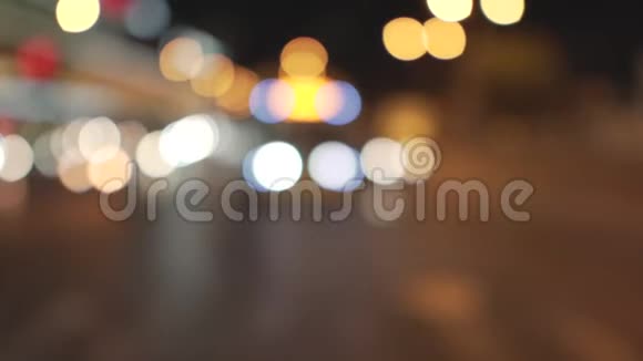 在夜间街道模糊的灯光下从人行横道上看到了惊人的景象视频的预览图